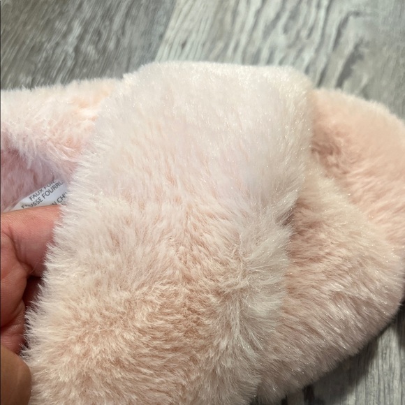 Splendid Soft Pink Fuzzy Slippers new Sizes S/M - Picture 5 of 5